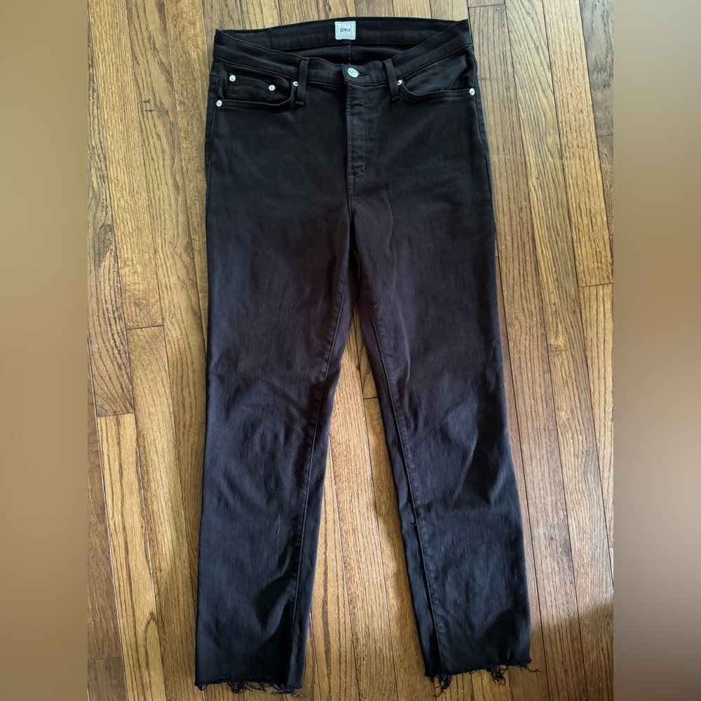 EDWIN Bree Slim Straight - Raw Hem - Black 

Women’s size 28